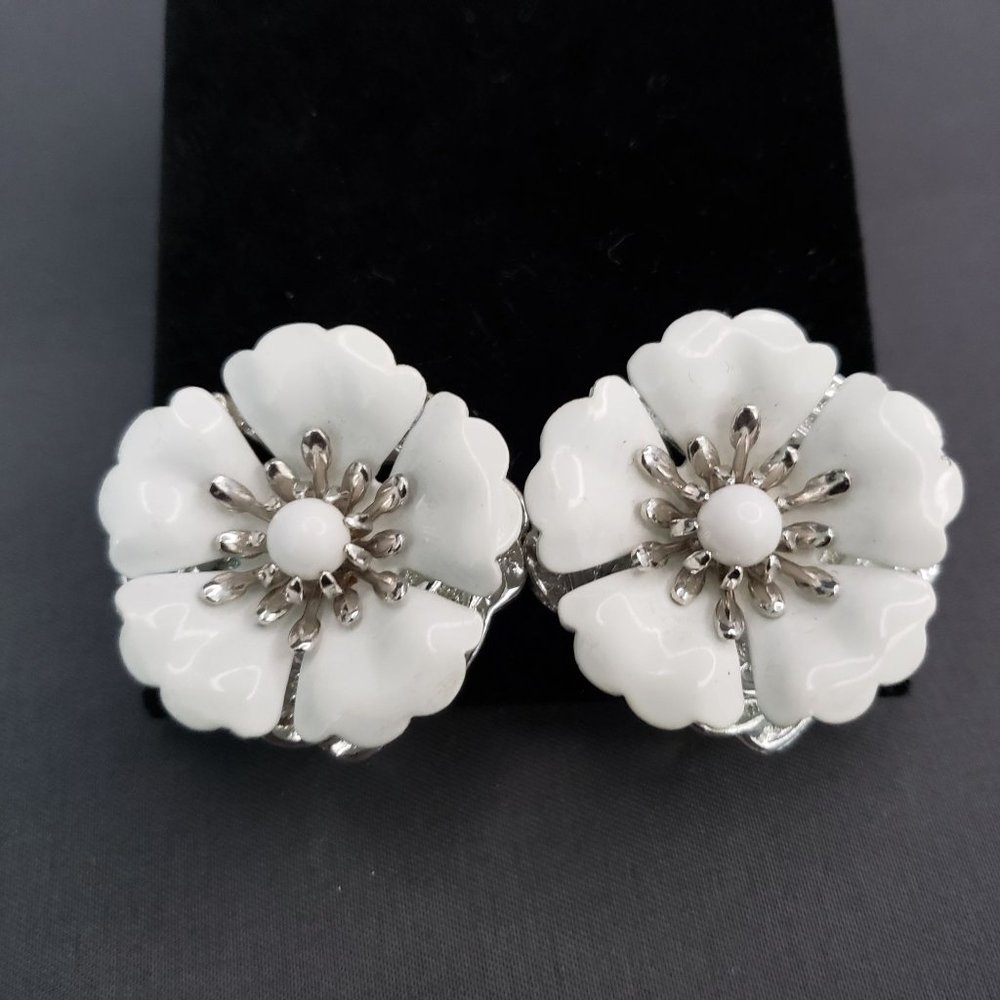 Sarah Coventry White Enamel Floral Flower Clip On Earring Pat Pend Vtg 1964